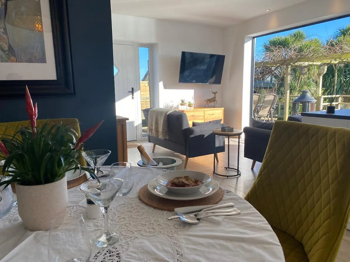 The Deerview Lodge Cardiff 0*,